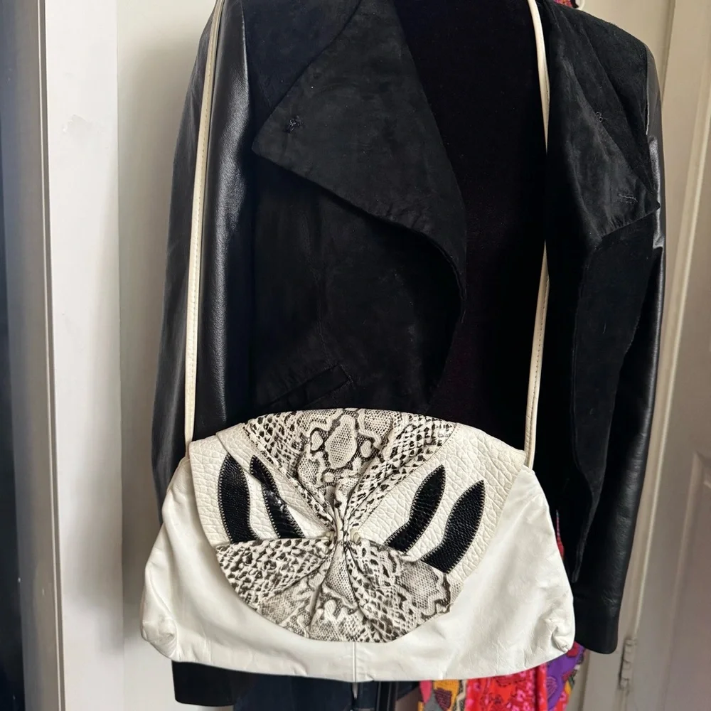Vintage White Leather Snakeskin Embossed Shoulder Bag